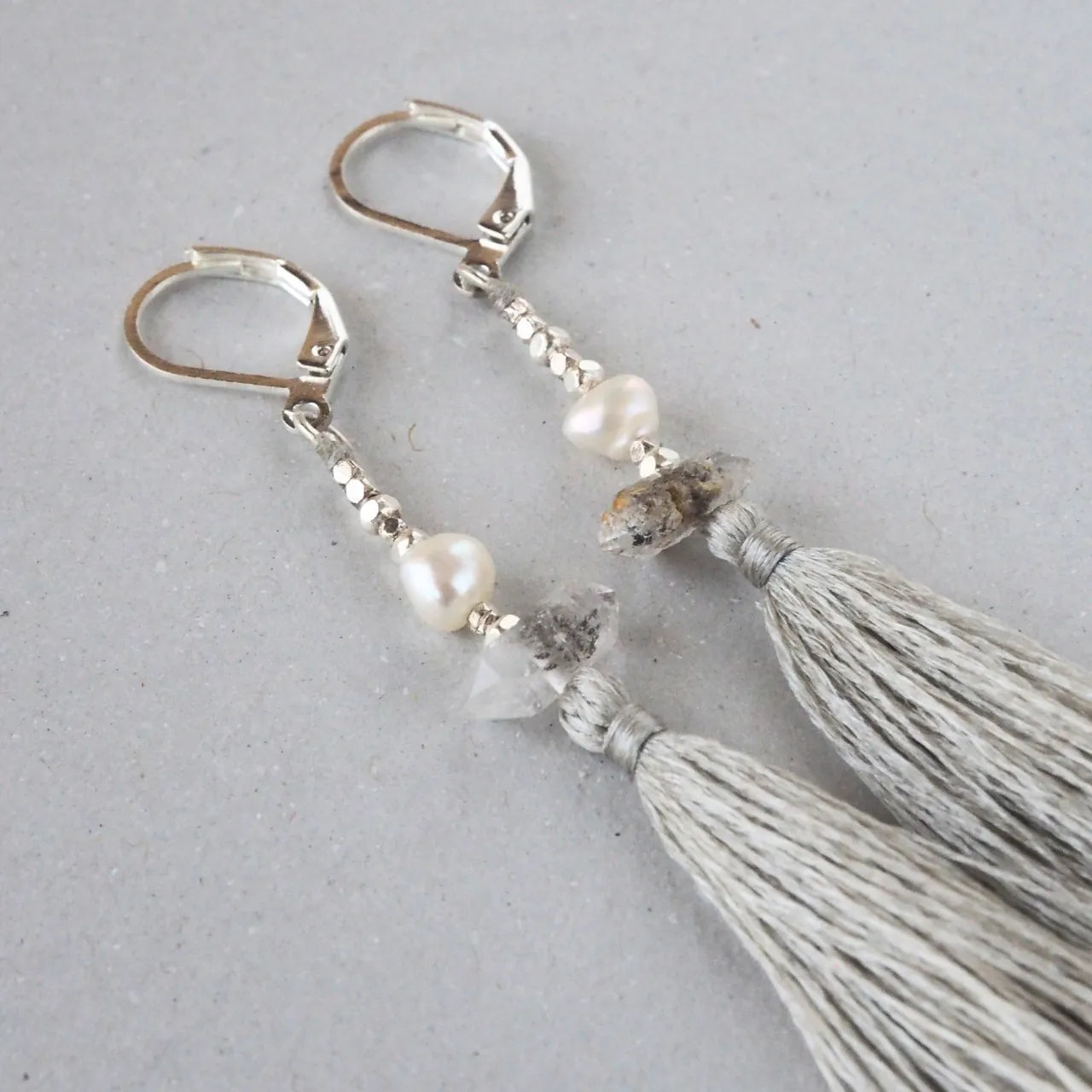 Wild Silk Earrings / Short / 灰色